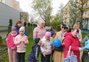 Przedszkolaki w trakcie "Niebieskiego spaceru"