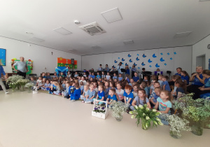 Przedszkolaki wraz zespołem Era Band w trakcie śpiewania i nagrywania piosenek