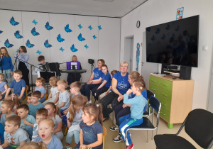 Przedszkolaki wraz zespołem Era Band w trakcie śpiewania i nagrywania piosenek