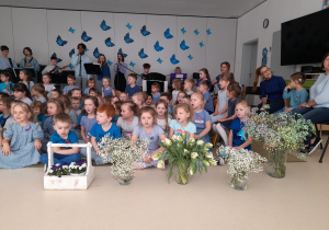 Przedszkolaki wraz zespołem Era Band w trakcie śpiewania i nagrywania piosenek