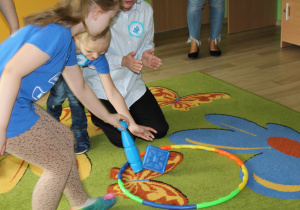 Hana i Adaś w trakcie gromadzenia niebieskich przedmiotów w obręczy hula - hop
