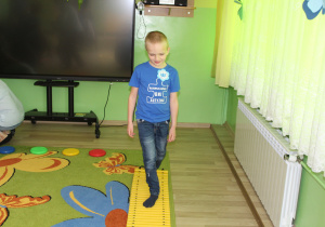 Adaś na sensorycznym torze przeszkód