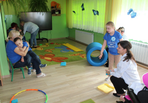 Hana rzuca do celu, na zdjęciu z panią Kingą