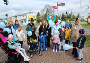 Dzieci wręczają papierowe motylki mieszkańcom Radomska