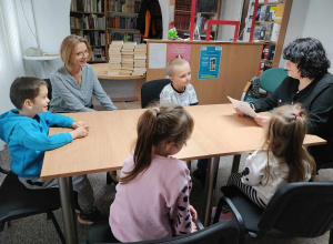 Kwietniowe czytanie "Bajek-Pomagajek" w bibliotece