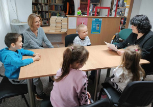 Dzieci słuchają bajkę terapeutyczną 4