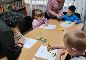 Przedszkolaki tworzą pracę plastyczną 1
