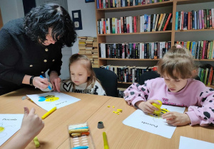 Przedszkolaki tworzą pracę plastyczną 2