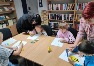 Przedszkolaki tworzą pracę plastyczną 3