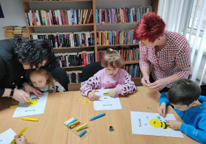 Przedszkolaki tworzą pracę plastyczną 4