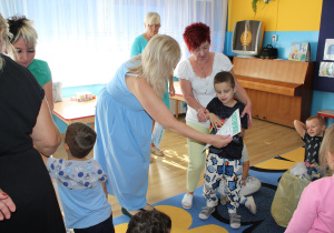 Rozdanie certyfikatów - na zdjęciu Ksawery z p. Małgosią i p. Anią