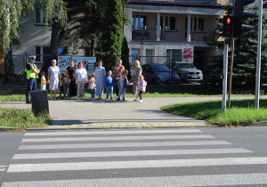 Nabywanie praktycznych umiejętności przechodzenia przez ulicę z sygnalizacją świetlną - na zdjęciu uczestnicy zajęcia