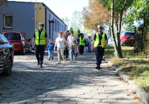 W drodze na pobliskie przejście dla pieszych - na zdjęciu uczestnicy zajęcia