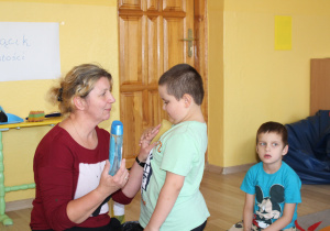 Przedszkolaki poznają przybory toaletowe - na zdjęciu Mikołaj z panią Agnieszką