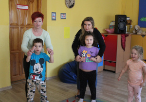 Julia, Oliwia i Ksawery z paniami Anią K. i Anią Sz. podczas zabawy muzyczno - ruchowej
