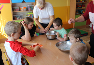 Zabawy z pianą - na zdjęciu przedszkolaki wraz z Paniami