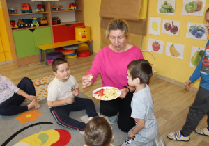 Smakowanie owoców i warzyw - na zdjęciu Ksawery i Mikołaj z panią Agnieszką