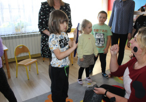 Przedszkolaki poznają przybory toaletowe - na zdjęciu Mikołaj z panią Agnieszką