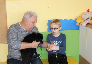 Pan Andrzej oswaja Kacpra z pieskiem