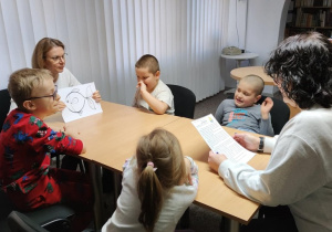 Czytanie bajki i oglądanie obrazków 1