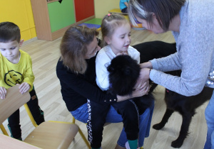 Ania z p.Iwonką przełamuje lęk przed dotknięciem pieska