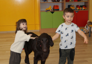 Styczniowe zajęcia z dogoterapii - na zdjęciu Marysia i Wiktor podczas zabawy z pieskiem