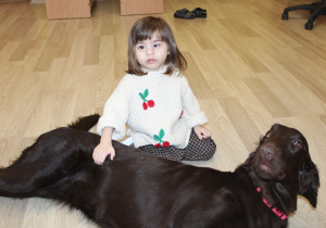 Styczniowe zajęcia z dogoterapii - na zdjęciu Marysia podczas zabawy z pieskiem