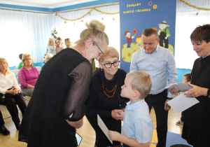 Wnuczęta wręczają Babciom i Dziadkom laurki