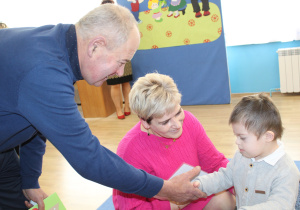 Wnuczęta wręczają Babciom i Dziadkom laurki
