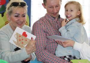 Wnuczęta wręczają Babciom i Dziadkom laurki