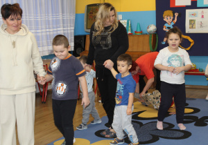 Mikołaj, Wiktor i Julia podczas ćwiczeń pod opieką Pani Moniki i Ani