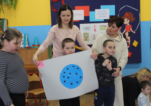 Grupa I - Natalia, Mikołaj i Danil ze swoimi Paniami prezentują swoja pracę