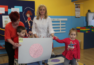 Grupa III - Ania i Ksawery pod opieką Pani Małgosi i Ani prezentują swoją piłkę z puzzli