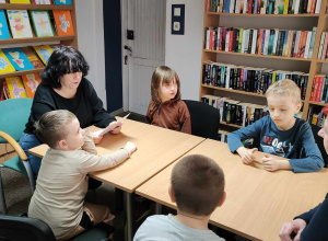 Styczniowe czytanie "Bajek- Pomagajek" w bibliotece