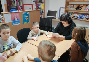 Dzieci słuchają bajki o Cichej Myszce 2