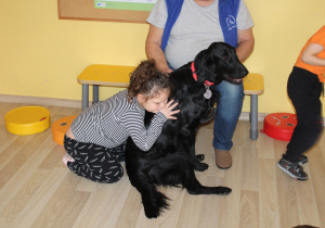 Marcowe zajęcia z dogoterapii - na zdjęciu Julia z pieskiem