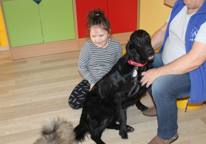 Marcowe zajęcia z dogoterapii - na zdjęciu Julia z pieskiem