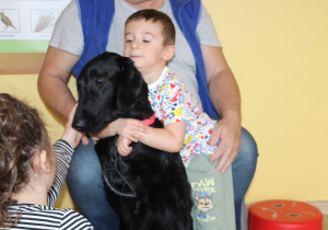 Marcowe zajęcia z dogoterapii - na zdjęciu Wiktor z pieskiem