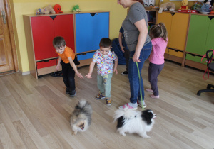 Marcowe zajęcia z dogoterapii - na zdjęciu Boguś i Wiktor z pieskiem