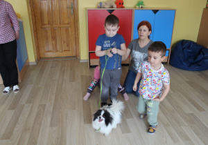 Marcowe zajęcia z dogoterapii - na zdjęciu Wiktor i Jaruś z pieskiem
