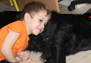 Marcowe zajęcia z dogoterapii - na zdjęciu Boguś z pieskiem