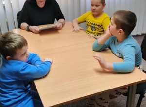 Marcowe czytanie Bajek-Pomagajek w bibliotece