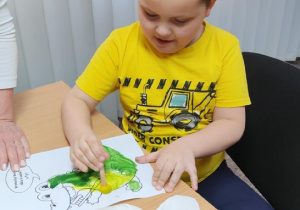 Mikołaj w czasie wykonywania pracy plastycznej