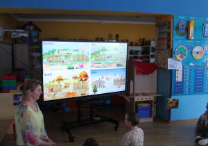 Powitanie wiosny - dzieci oglądają bajkę edukacyjną