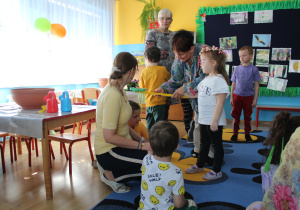 Przedszkolaki w trakcie zabawy muzyczno - ruchowej