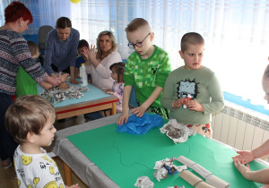 Dzieci wykonują pracę plastyczną 1