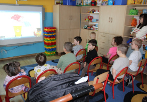 Dzieci oglądają film edukacyjny