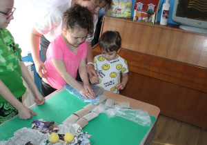 Dzieci wykonują pracę plastyczną 7