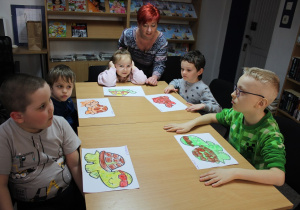 Przedszkolaki prezentują wykonane prace 2