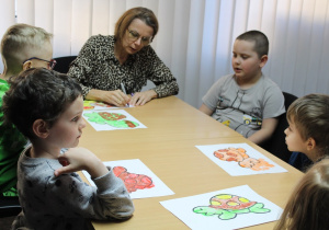 P. Iwonka podpisuje prace przedszkolaków